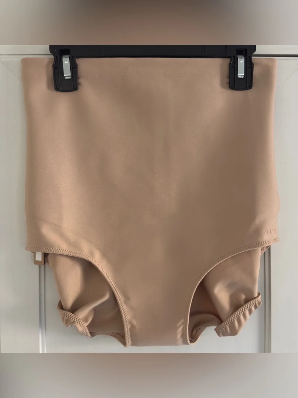 Skims Body Core Sculpt Butt Lifting Brief in Clay Size Medium